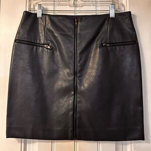 Gianni Bini Women’s Mini Leather Skirt size L Navy Blue with front zipper.